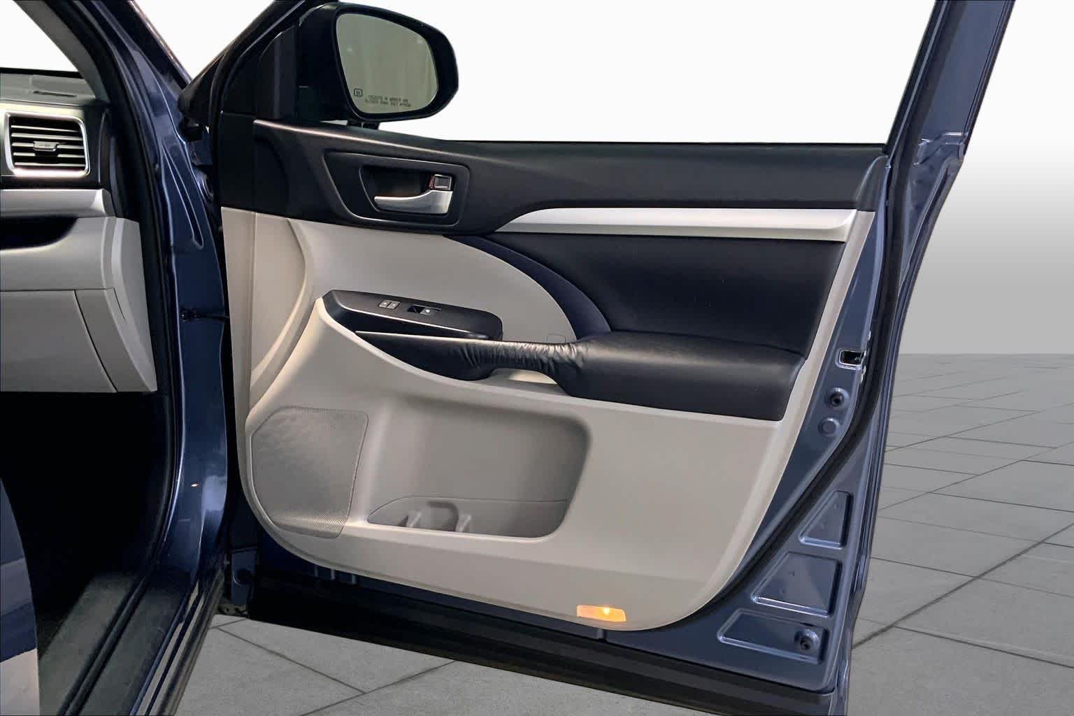 Used 2015 Shoreline Blue Pearl Toyota XLE image 22