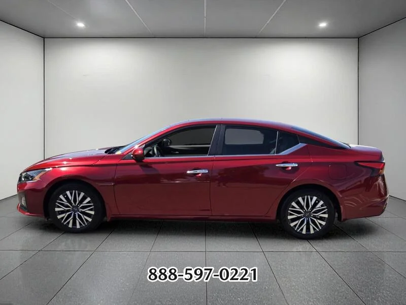 Used 2024 Scarlet NISSAN 2.5 SV image 2