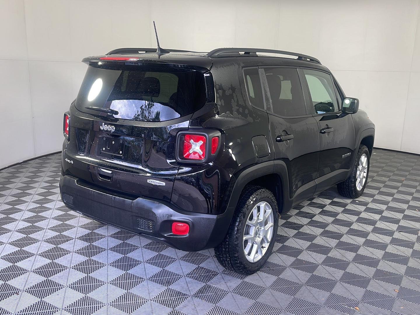 Used 2023 Black Clearcoat Jeep Latitude image 10