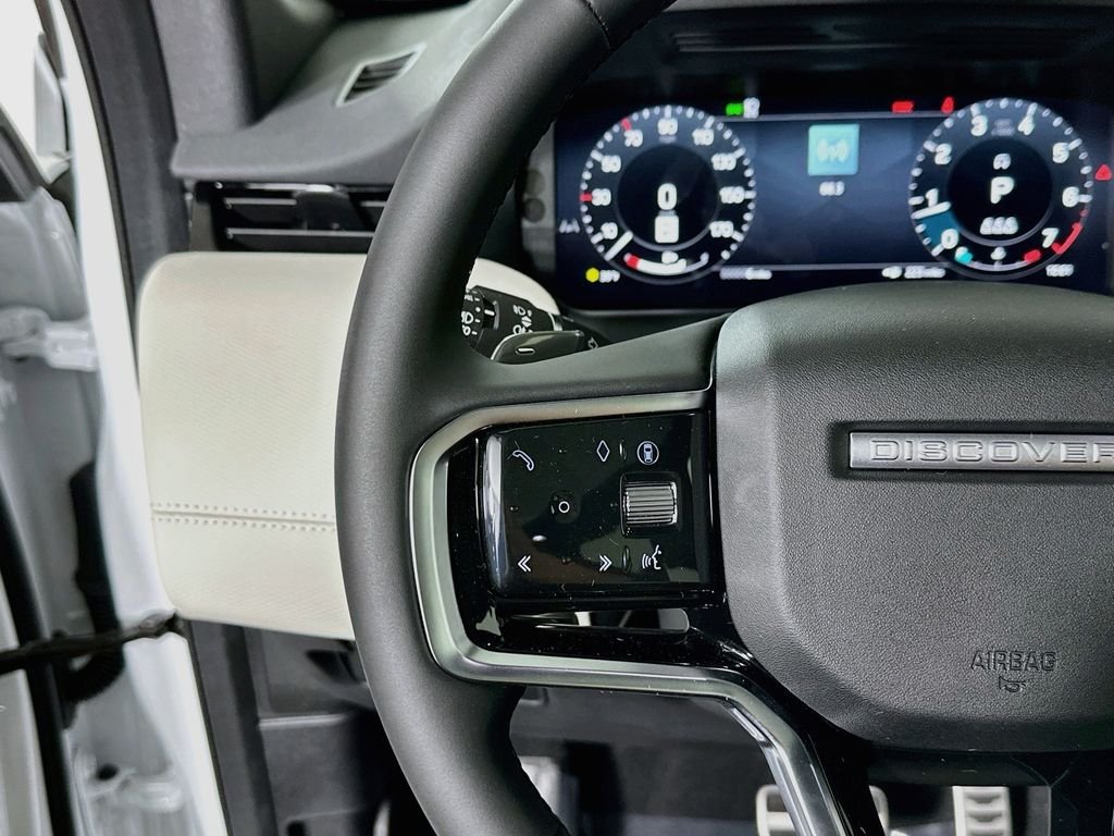Used 2025  Land Rover SE image 13