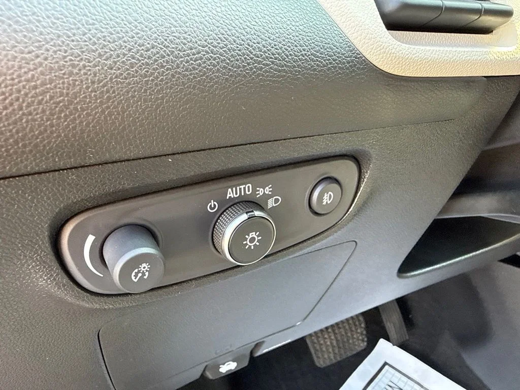 Used 2020 Red Buick Essence image 21