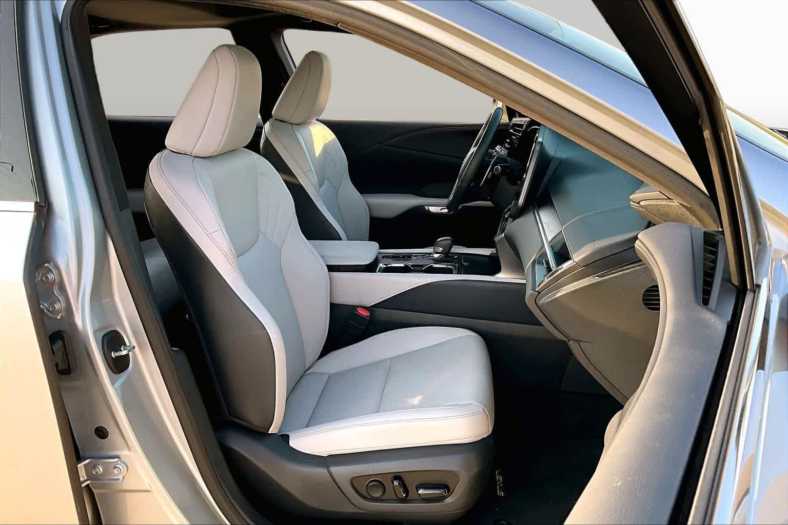 2025 Lexus RX 350 - Photo 17
