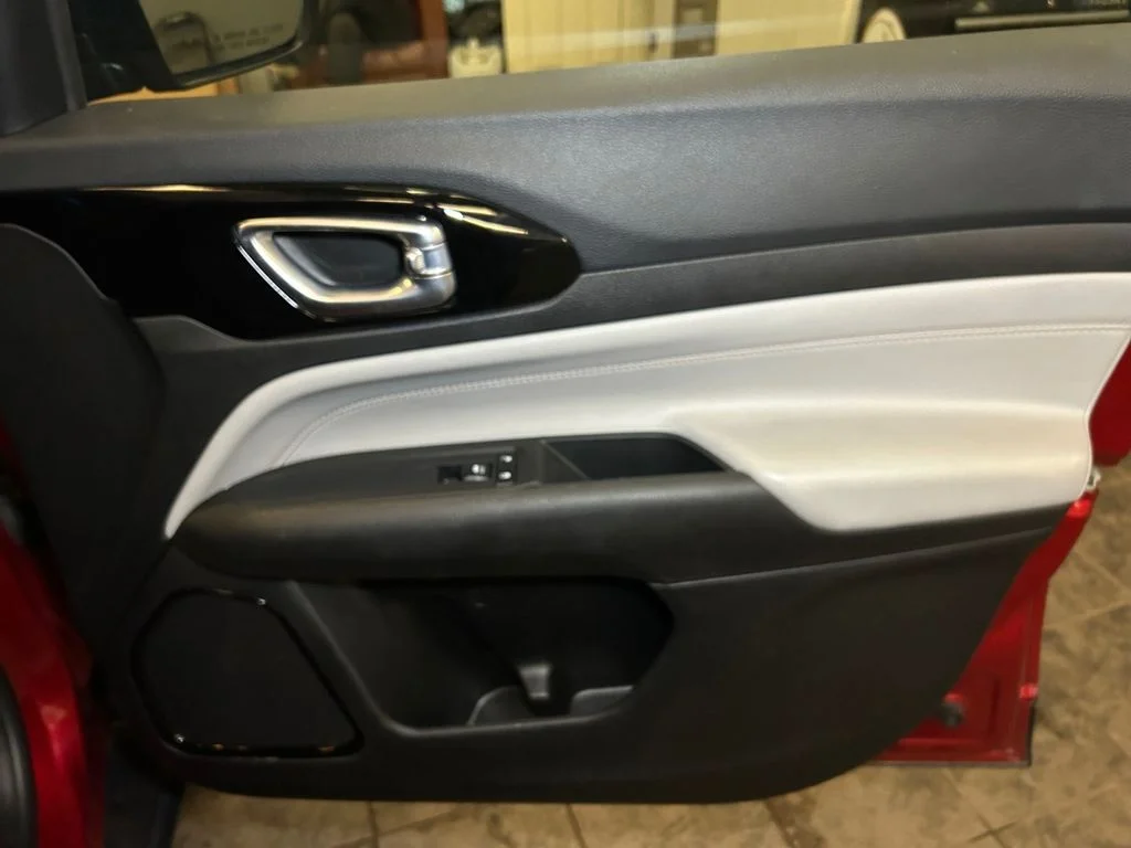 Used 2025 Red Hot Pearlcoat Jeep Limited image 17