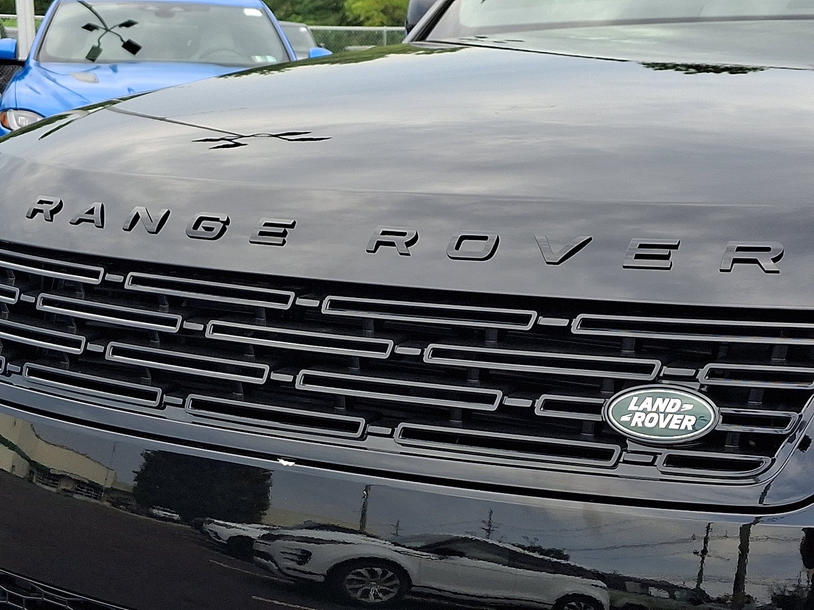 New 2027 Santorini Black Land Rover SE image 16