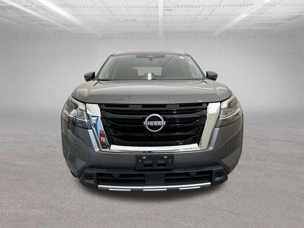 Used 2023 Gray Nissan SL image 9