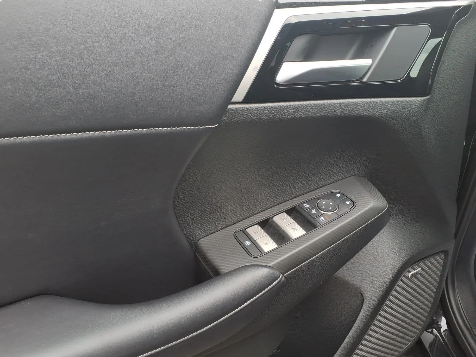 Used 2025 Blue Mitsubishi SE image 13