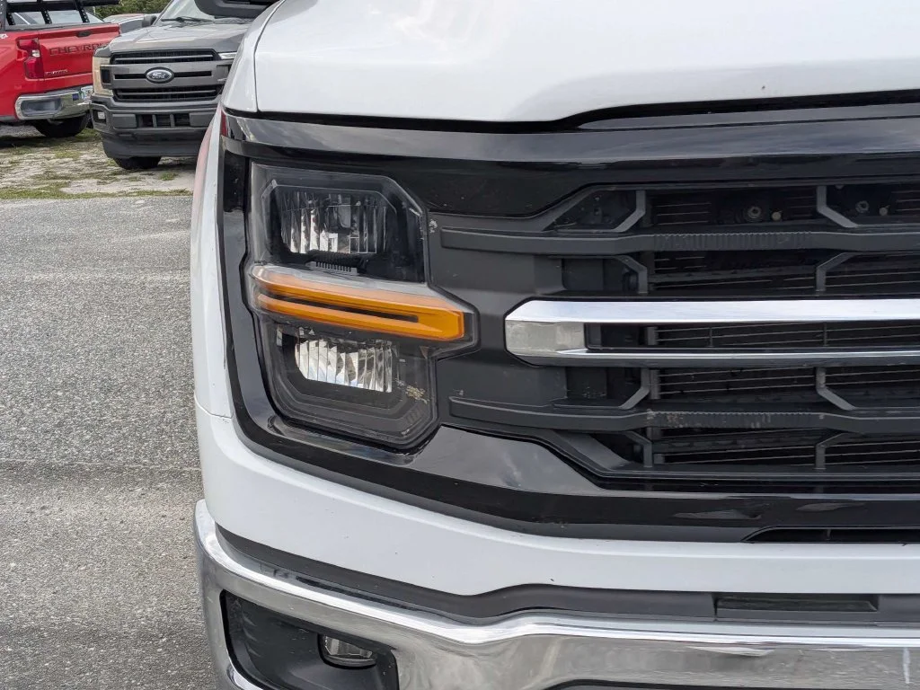 Certified Used 2025 Oxford White Ford XLT image 9