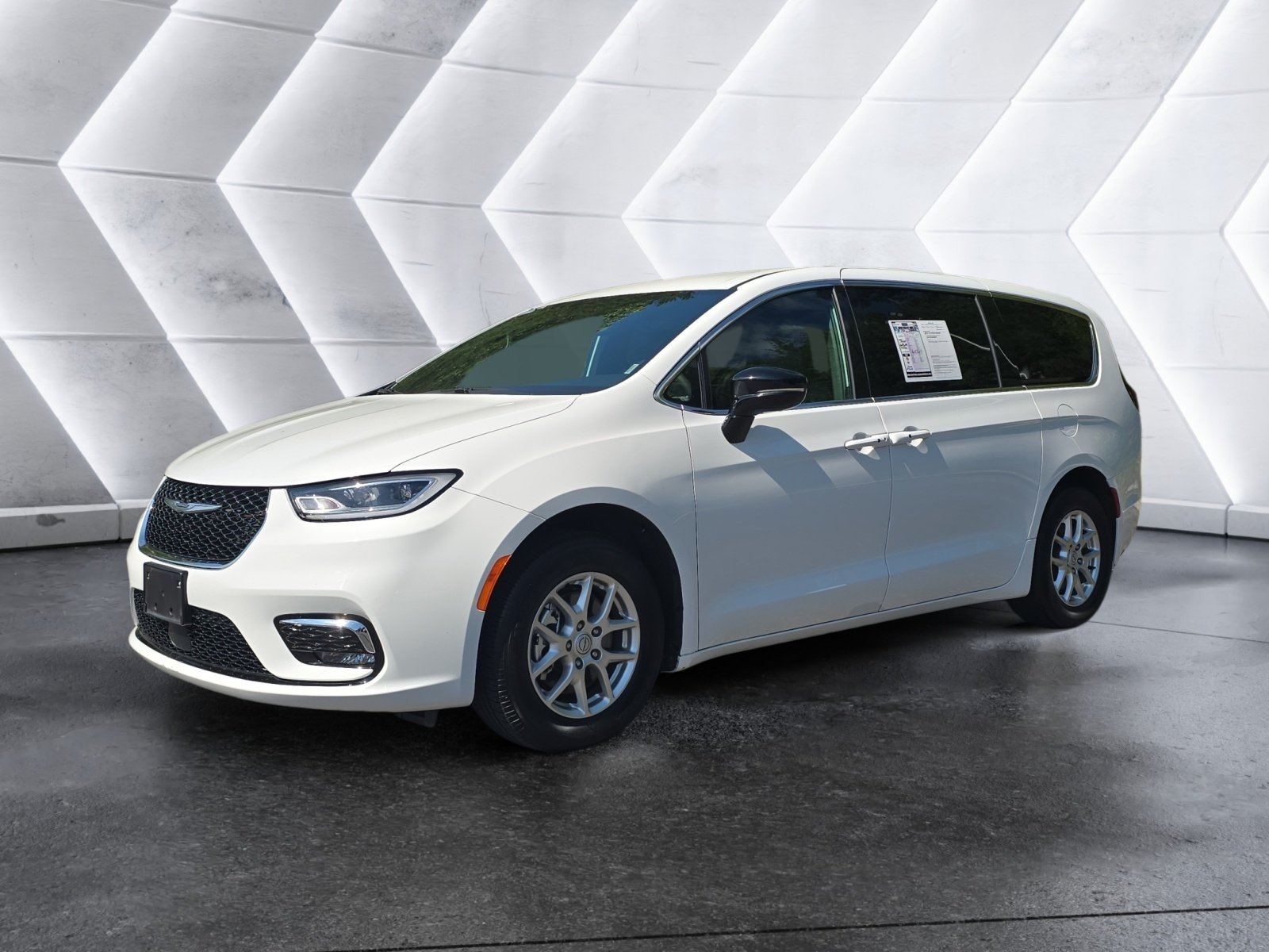 2025 Chrysler Pacifica Select's photo