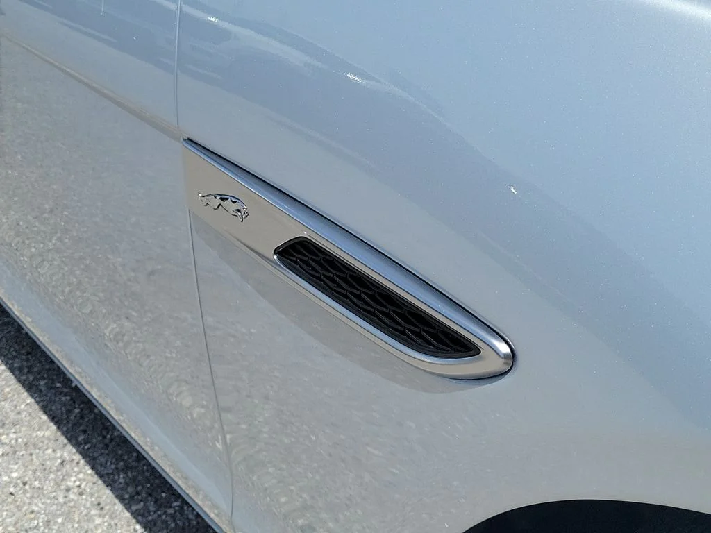 Used 2022 Silver Jaguar SE image 8