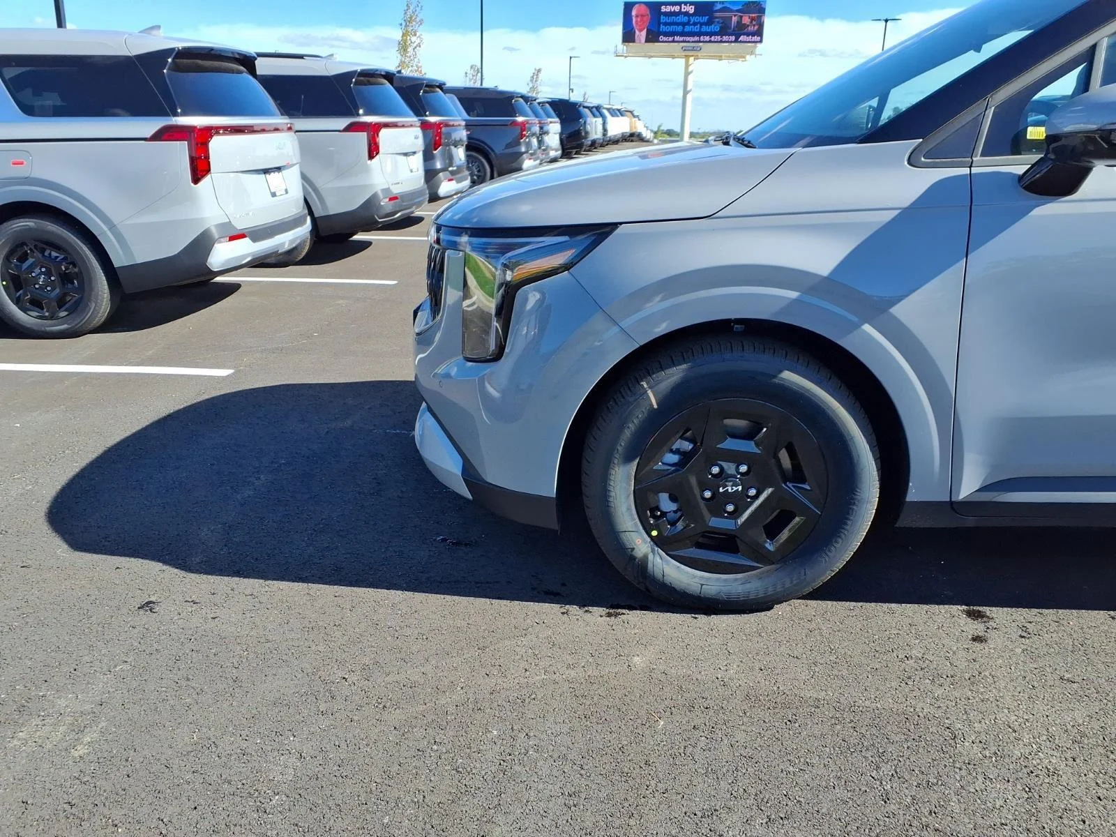 New 2027 Ceramic Silver Kia LXS image 18