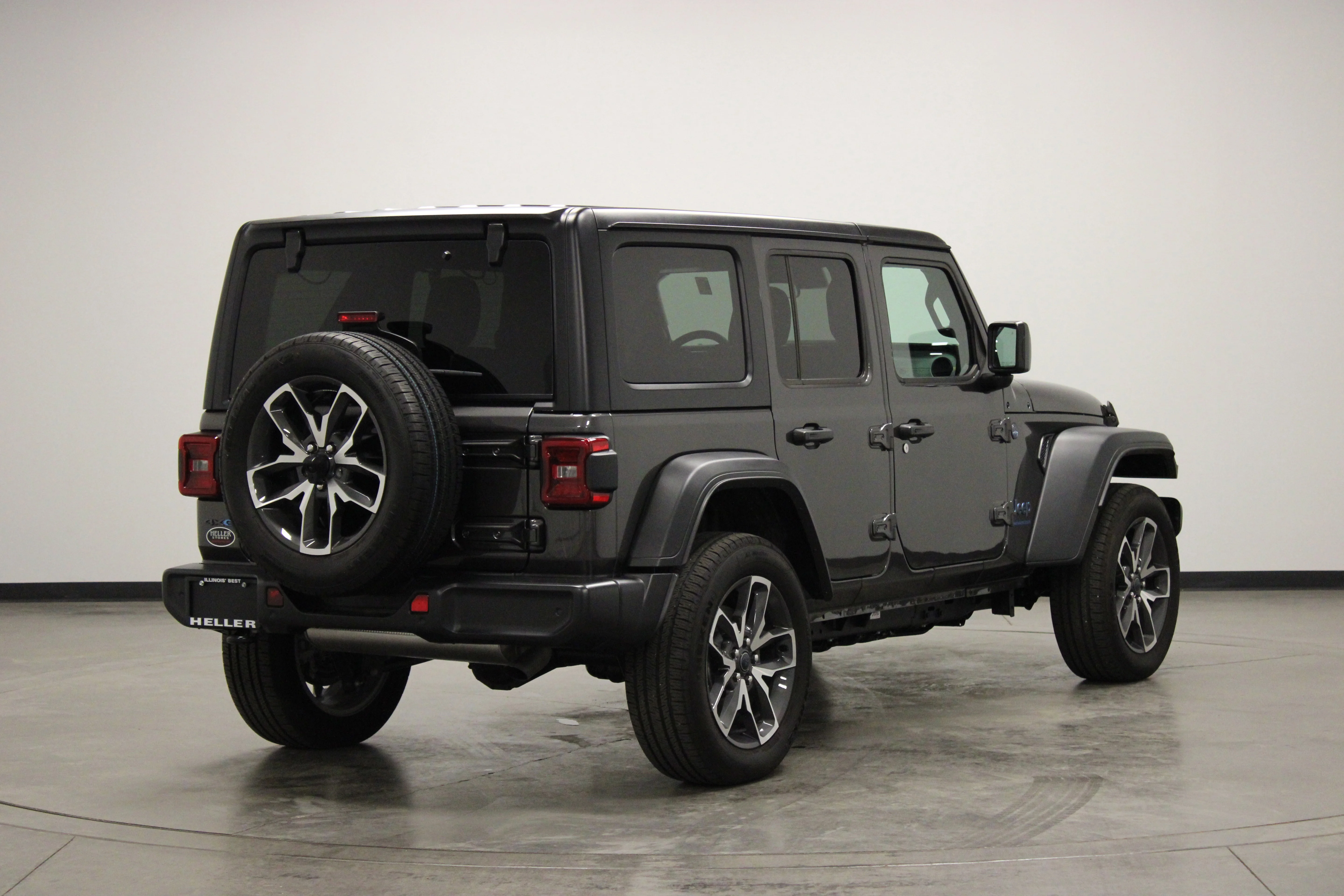 Used 2025 Granite Crystal Metallic Clearcoat Jeep Sport S image 8