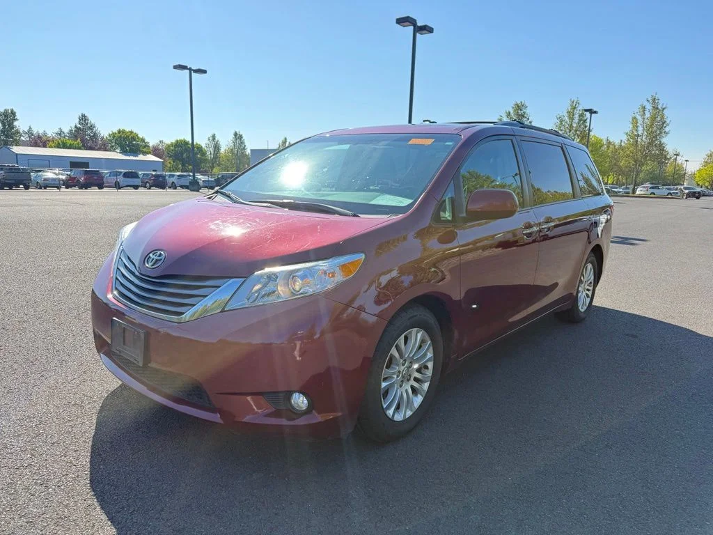 Used 2016 Salsa Red Pearl Toyota XLE image 3