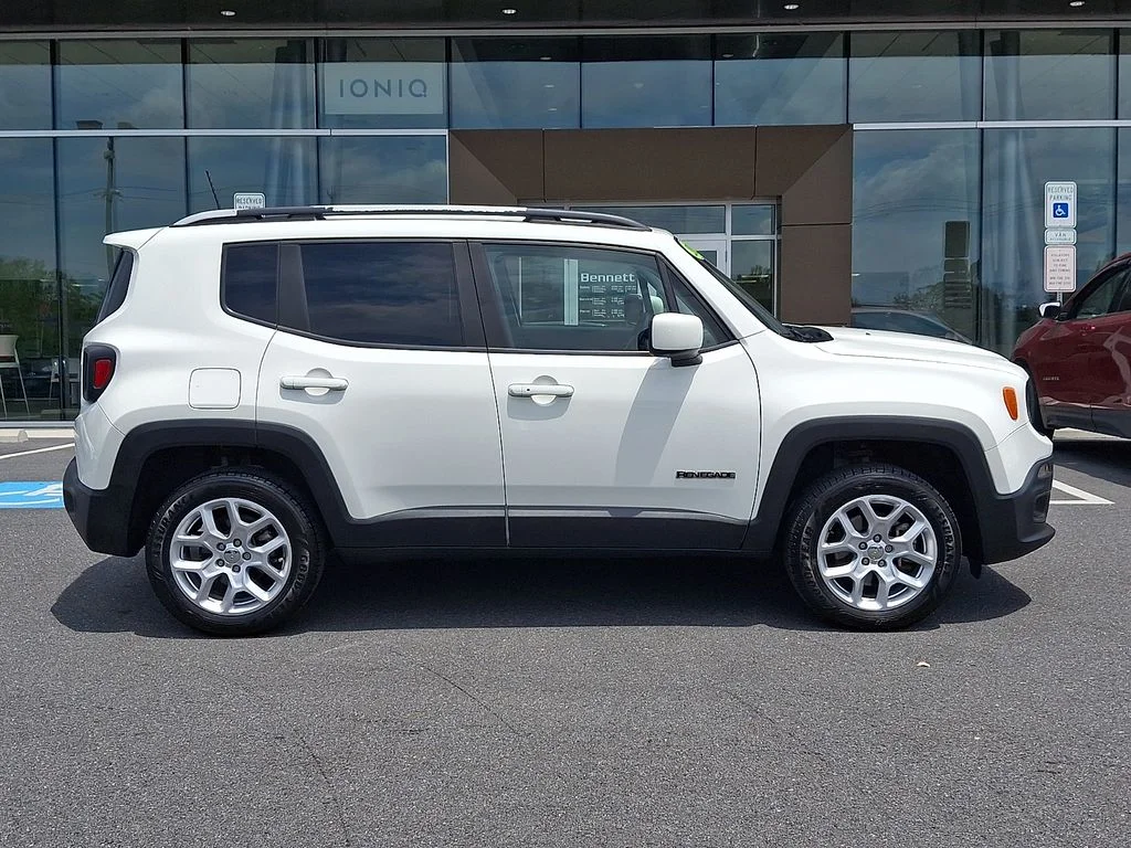 Used 2018 White Jeep Latitude image 7