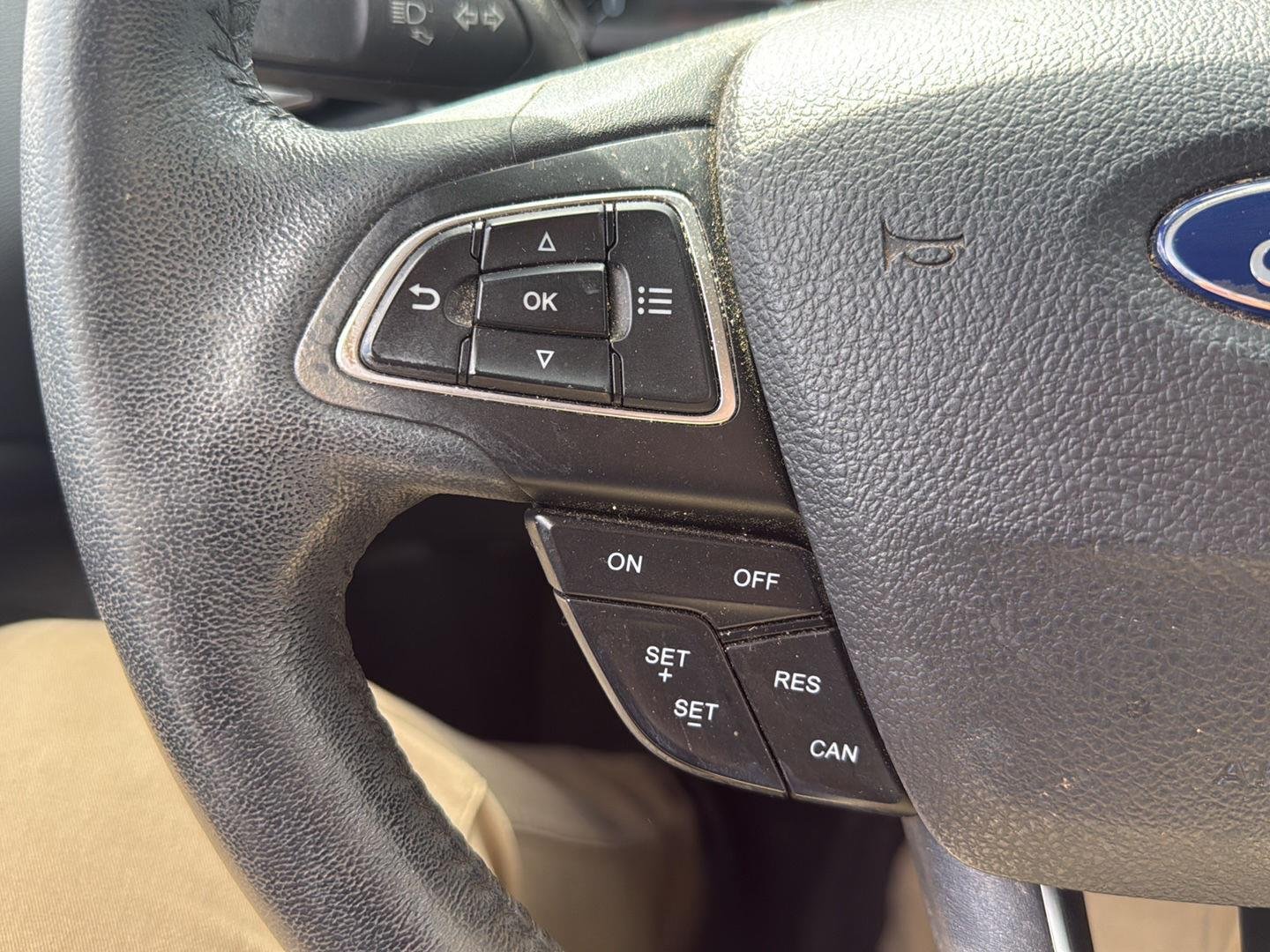 Used 2019 Diamond White Ford SE image 9