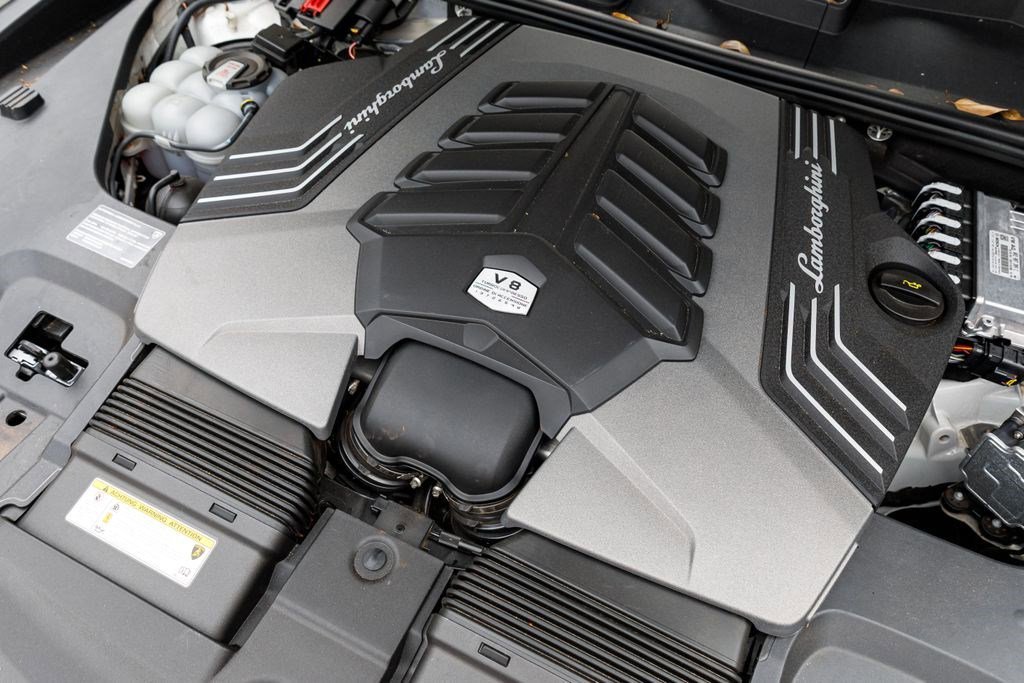Used 2024 White Lamborghini Performante image 10