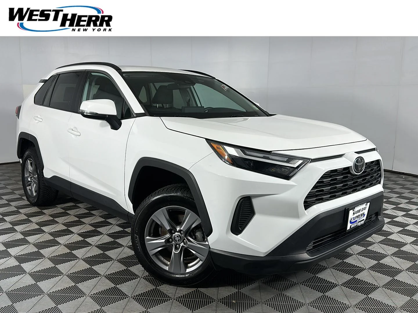 Used 2022 White Toyota XLE image 1