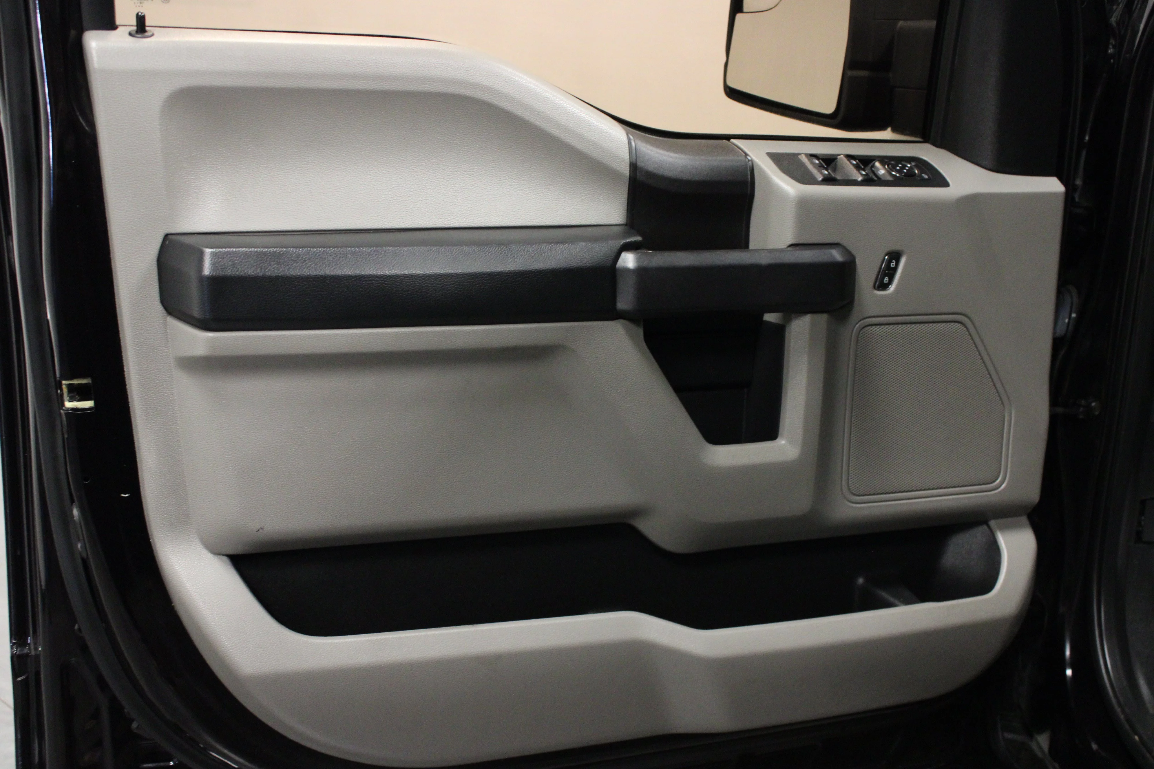 Used 2019 Agate Black Metallic Ford XL image 11
