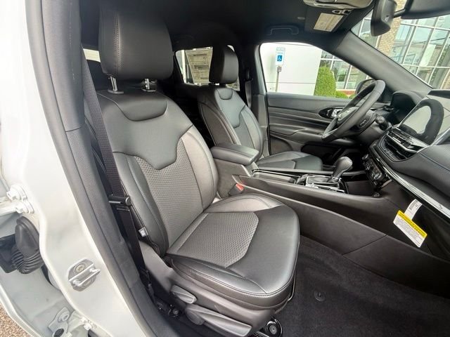 New 2026 Bright White Clear-Coat Exterior Paint Jeep Latitude image 27