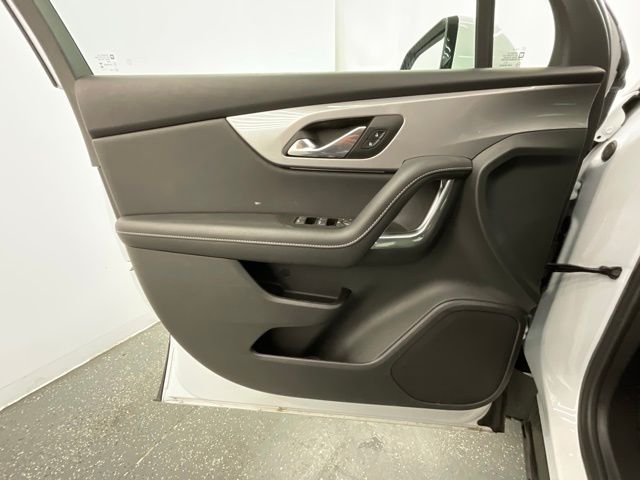 Used 2025 White Chevrolet LT image 9