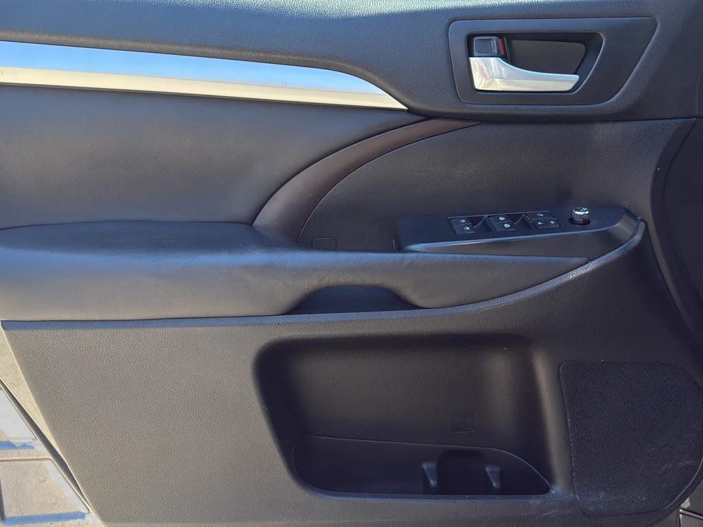 Used 2016 Gray Toyota XLE V6 image 10