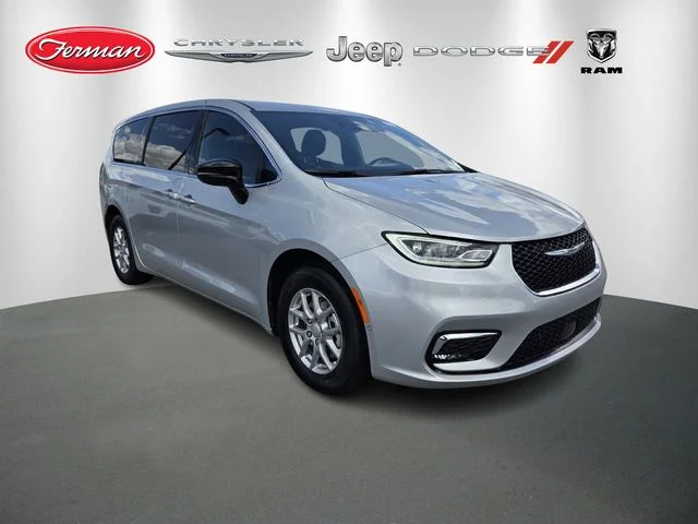 2026 Chrysler Pacifica Select's photo