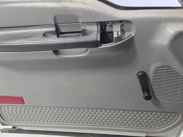 Used 2006 White Ford XL image 29