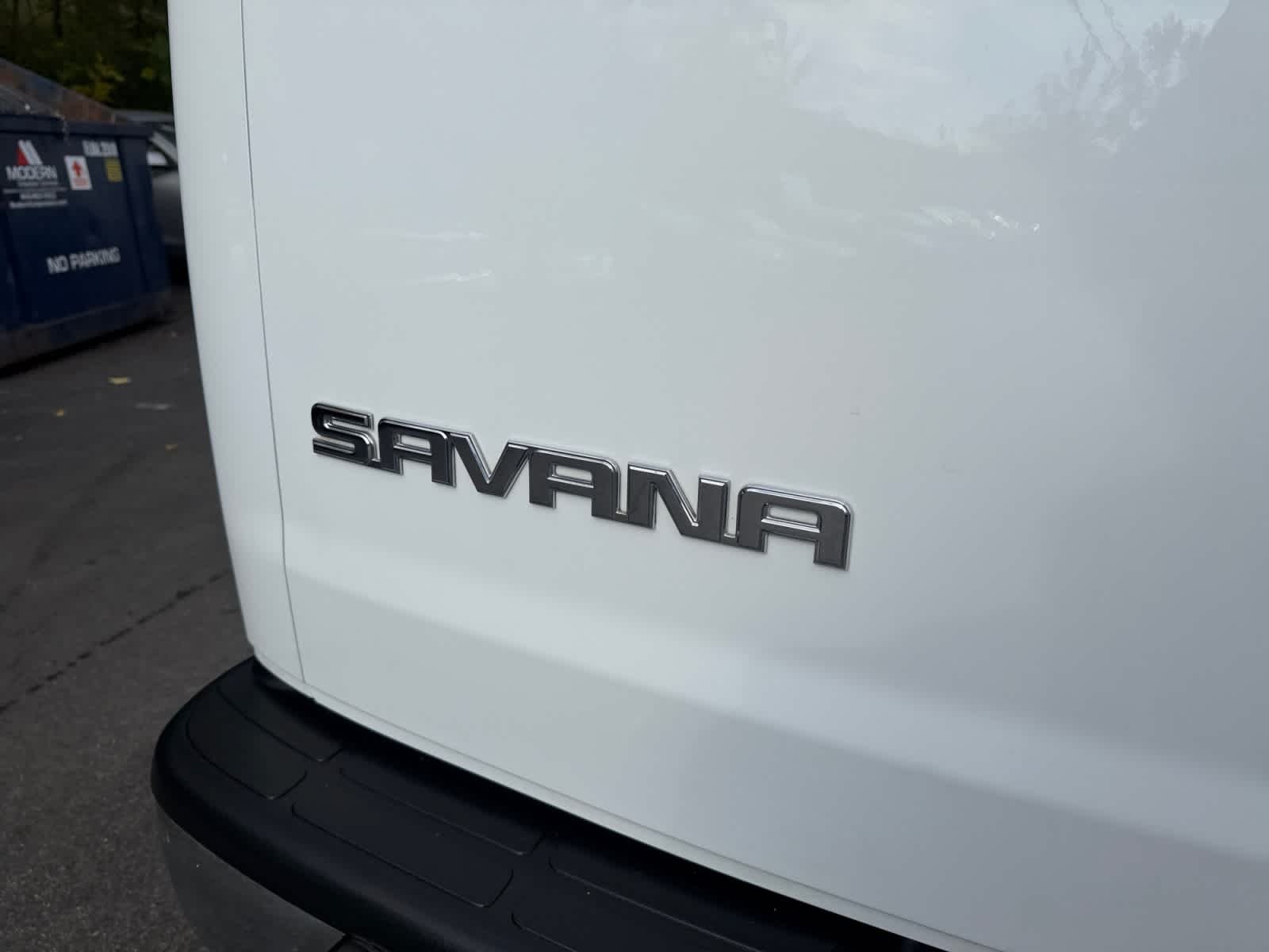 Used 2025 Summit White GMC  image 22