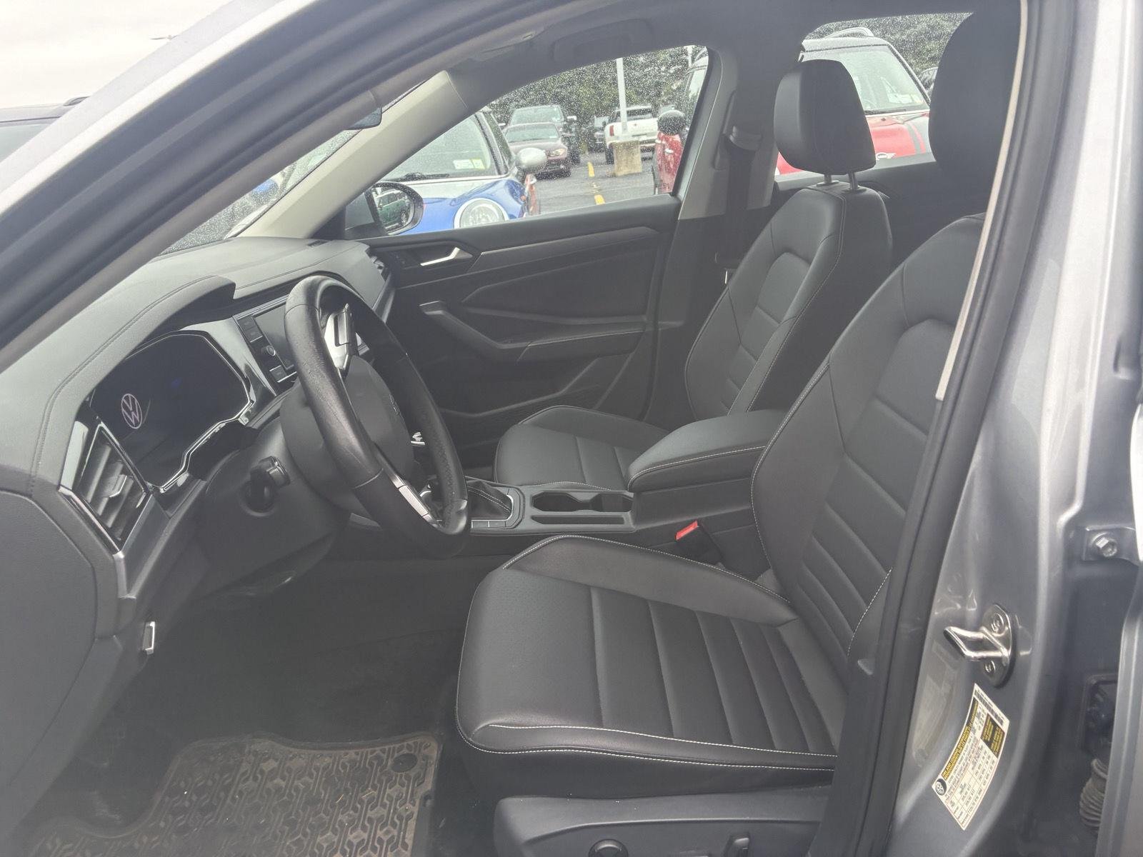 Used 2024 Platinum Gray Metallic Volkswagen SE image 9