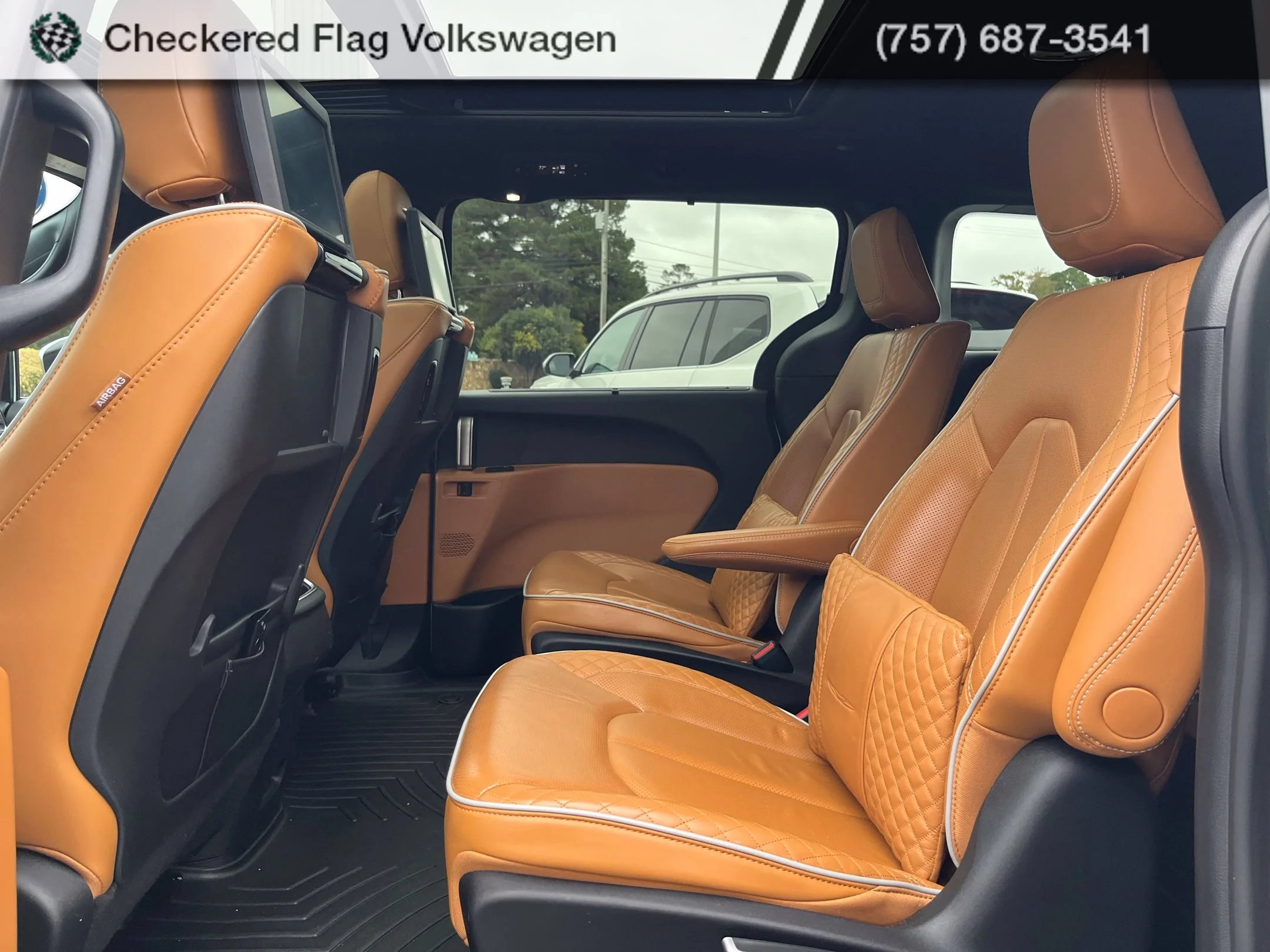 Used 2023 Bright White Clearcoat Chrysler Pinnacle image 26