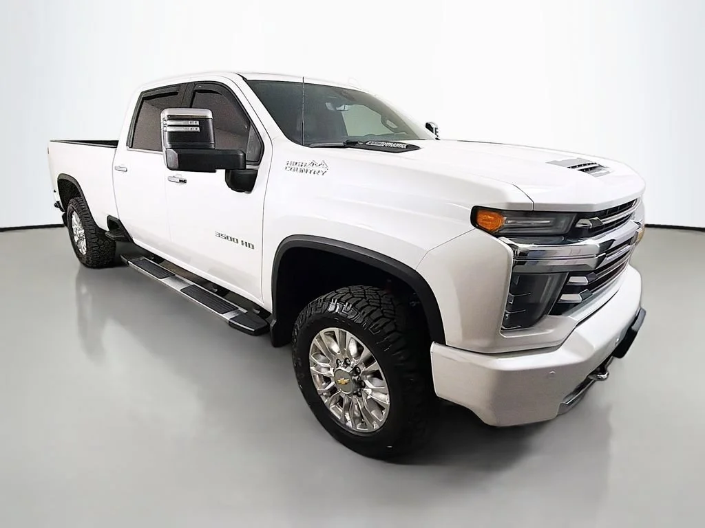 Used 2021 Iridescent Pearl Tricoat Chevrolet High Country image 4