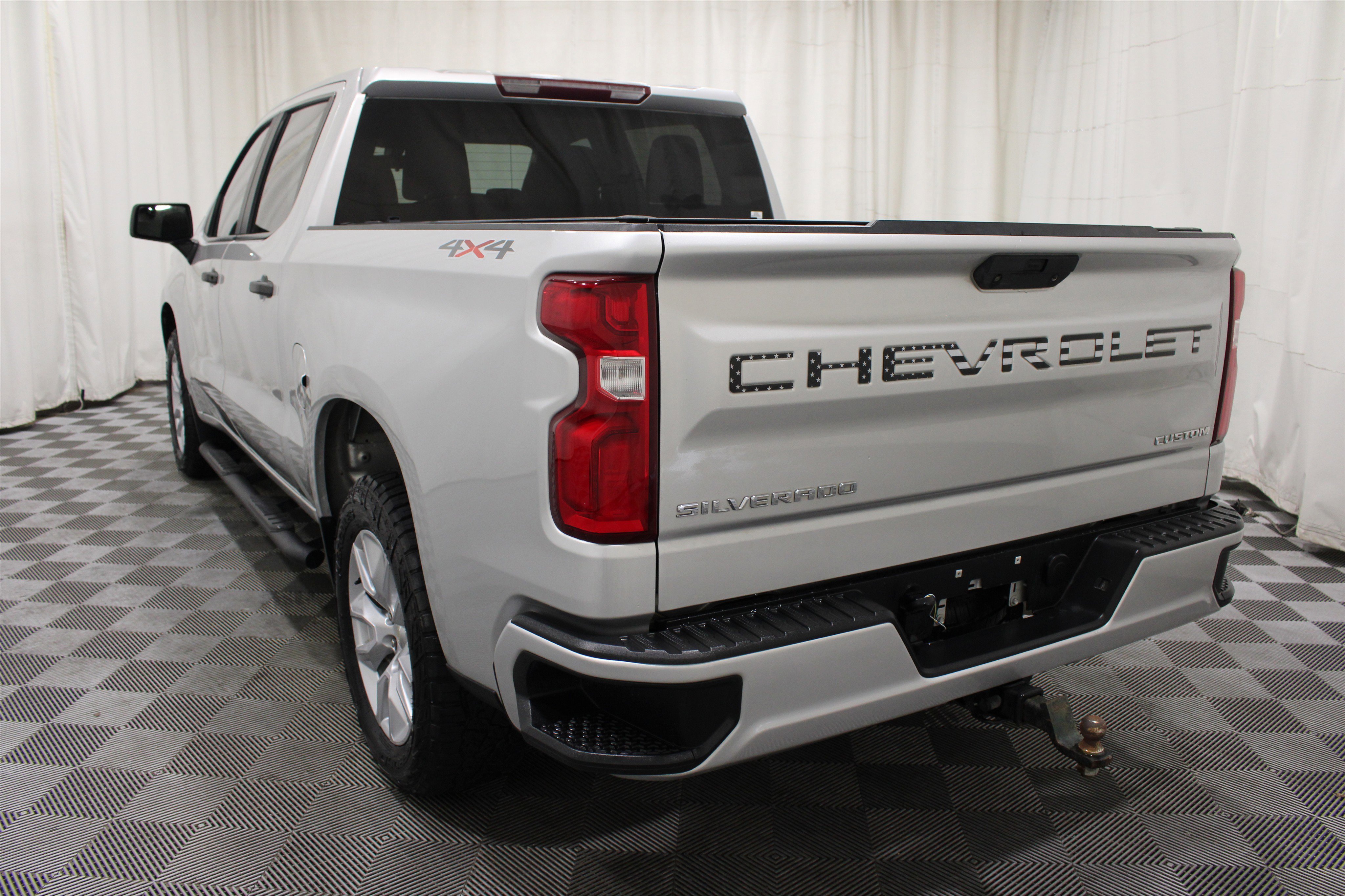 Used 2021 Silver Ice Metallic Chevrolet Custom image 29