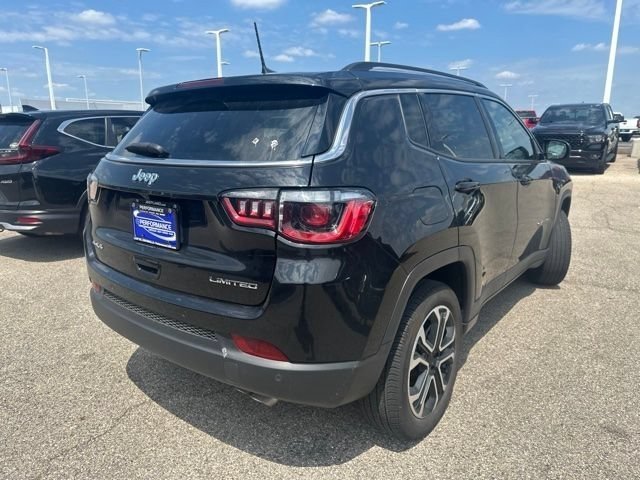 Used 2022 Diamond Black Crystal Pearlcoat Jeep Limited image 5