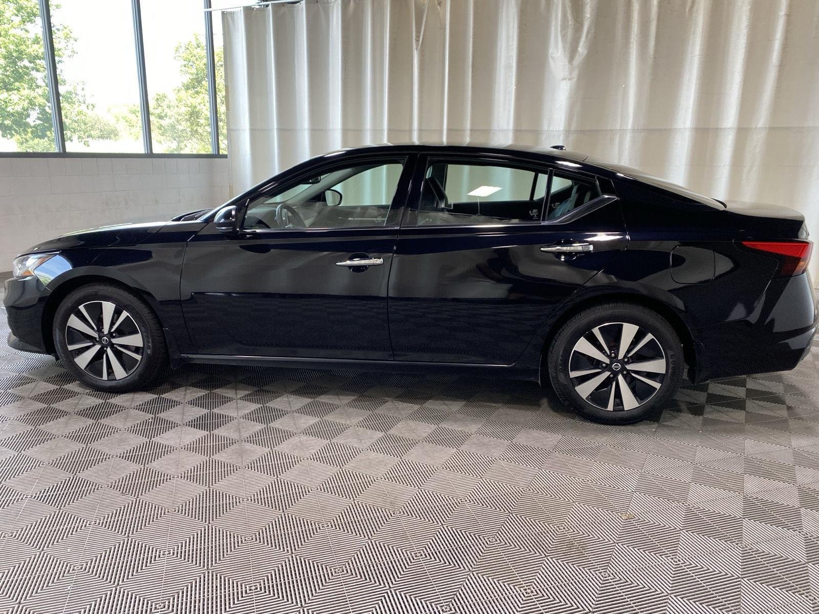 Used 2019 Super Black Nissan 2.5 SL image 4