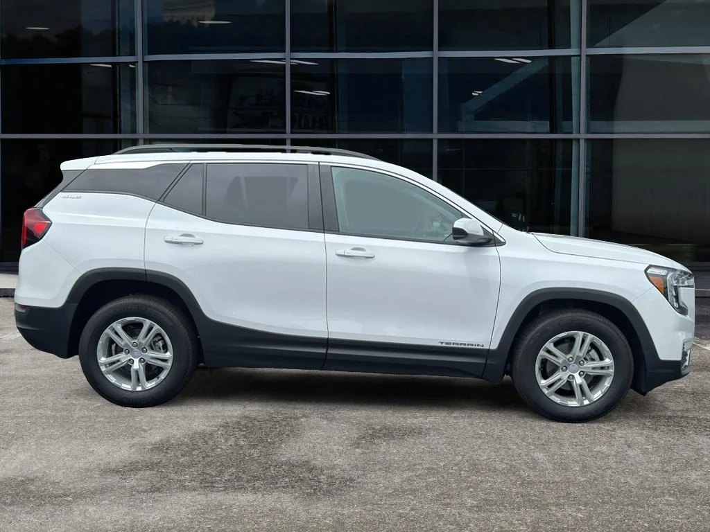 Used 2022 Summit White GMC SLE image 4