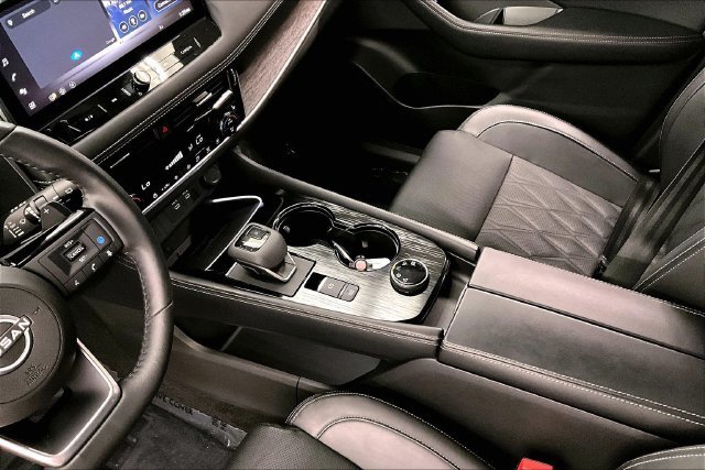 Used 2024 Champagne Silver Metallic Nissan Platinum image 17