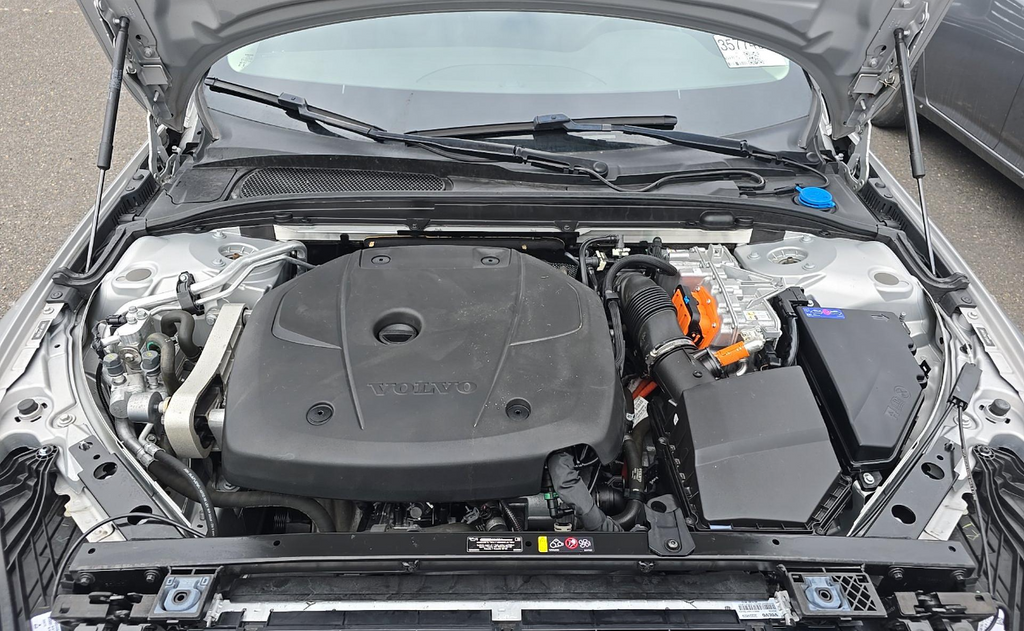 Used 2023  Volvo T8 Plus Dark Theme image 16