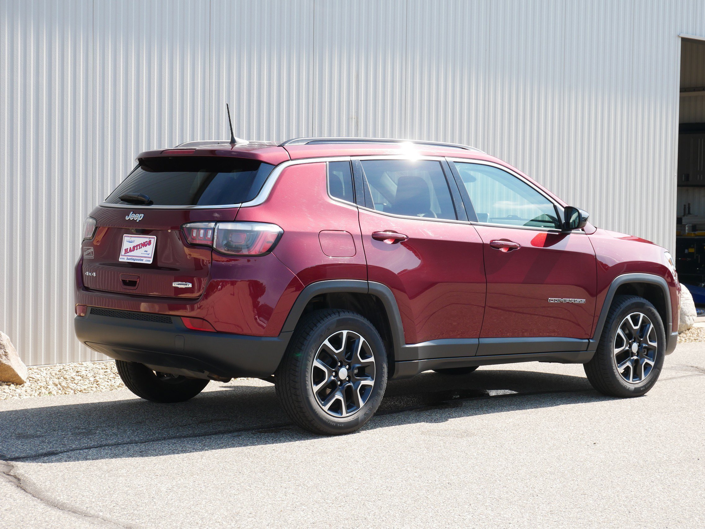 Used 2022 Velvet Red Pearlcoat Jeep Latitude image 5
