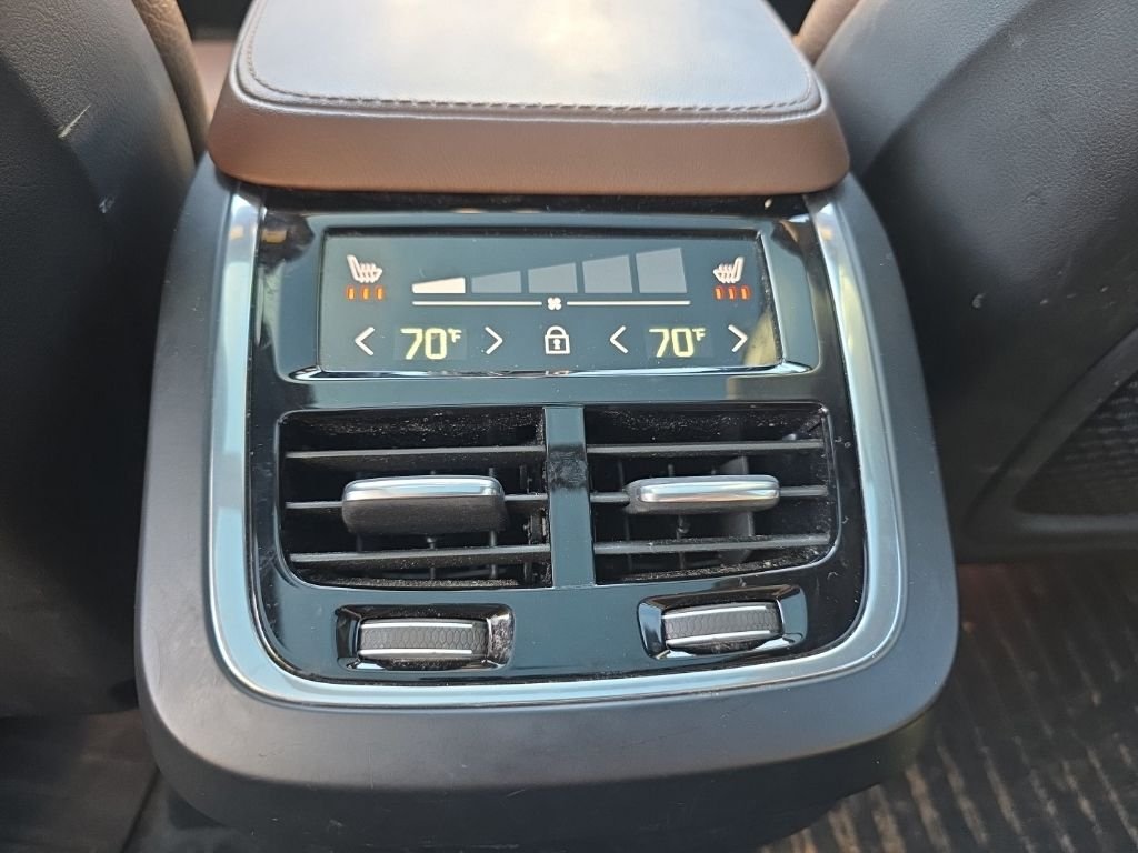 Used 2023 Black Volvo B6 Plus 7-Seater image 22