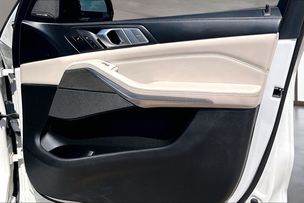 Used 2020 White BMW M50i image 19