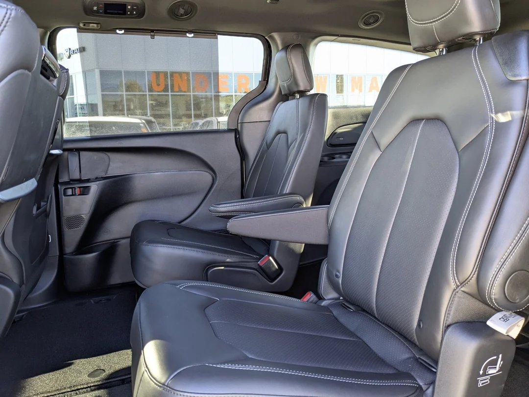 New 2026 Black Chrysler Select - - AWD - Rear DVD - 360 Degree Camera - Power Sliding Doors & More! image 31