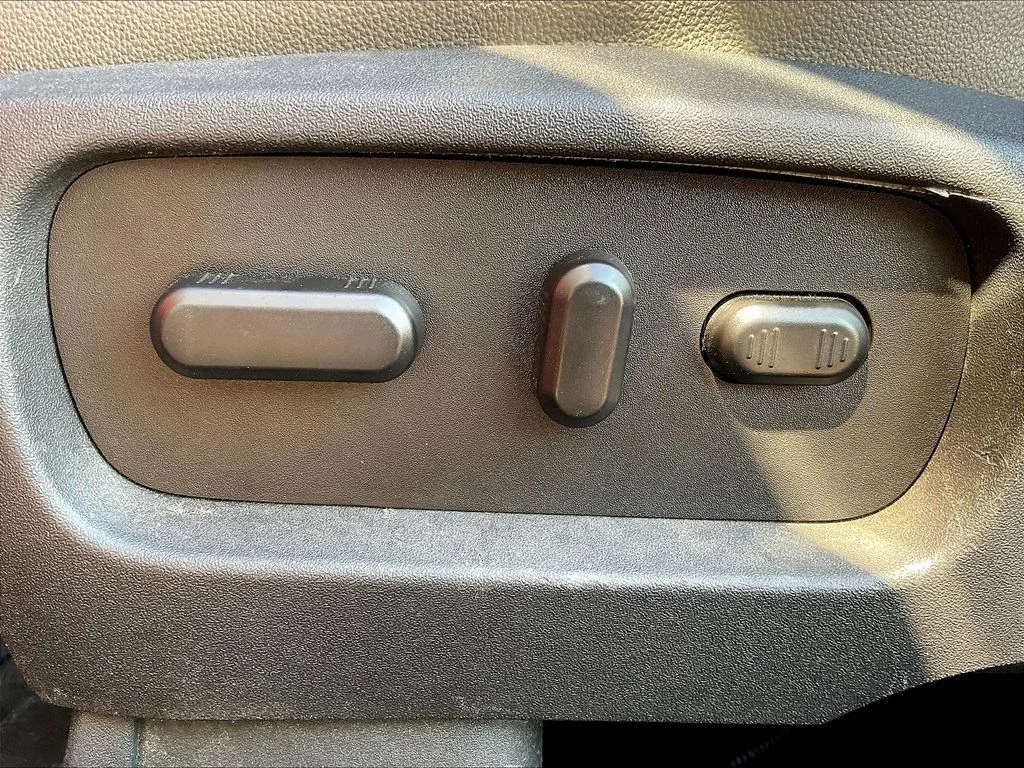 Used 2019 Red Ford SEL image 32