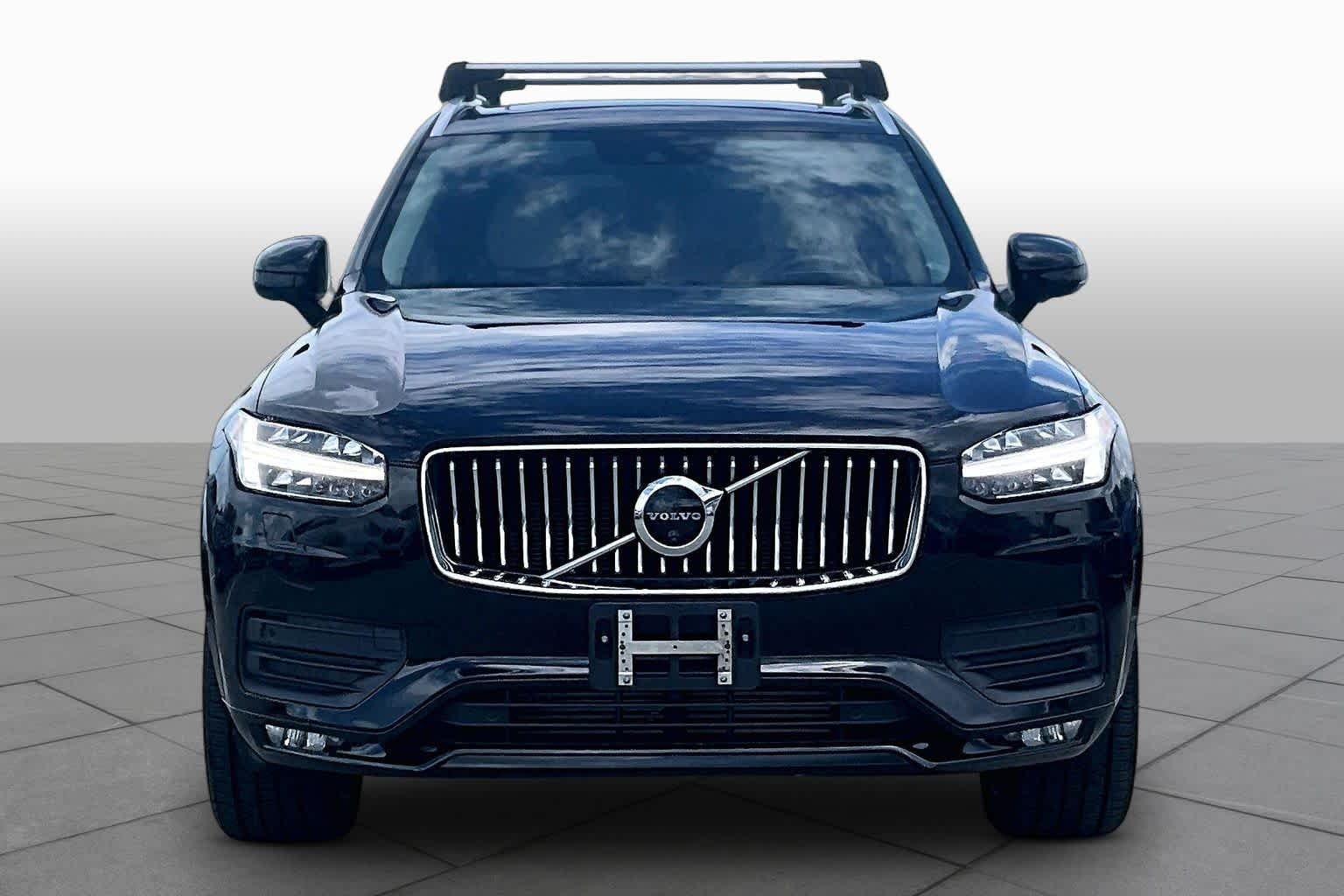 Used 2022 Onyx Black Metallic Volvo Momentum image 3