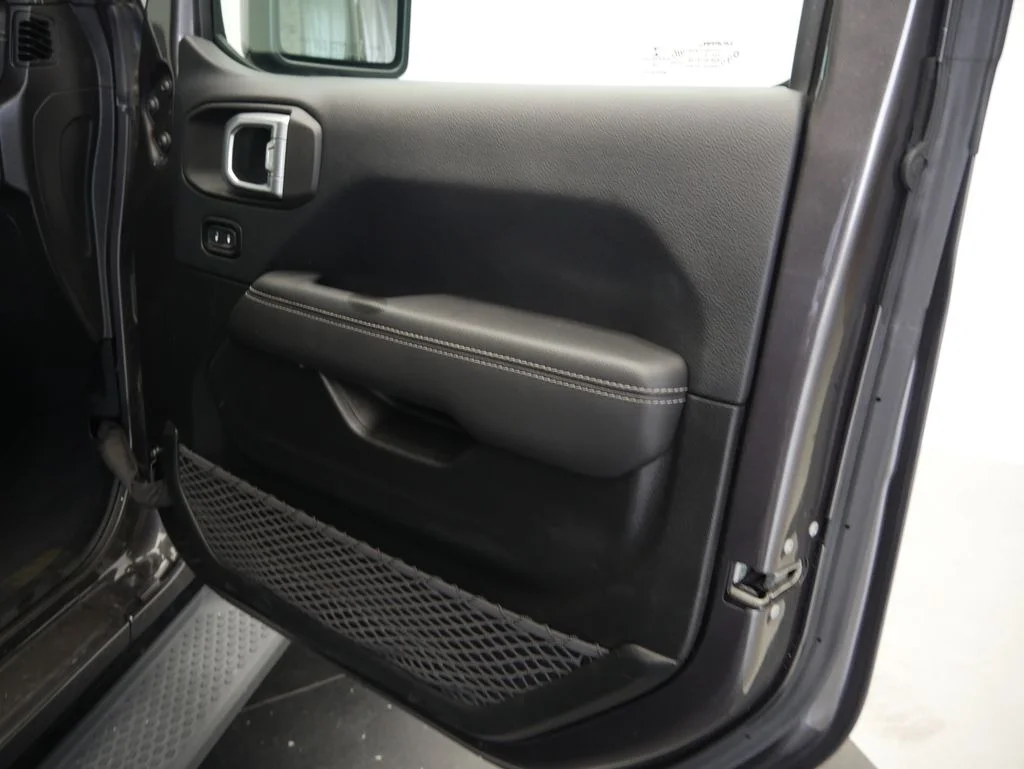 Used 2018 Crystal Metallic Jeep Unlimited Sahara image 21