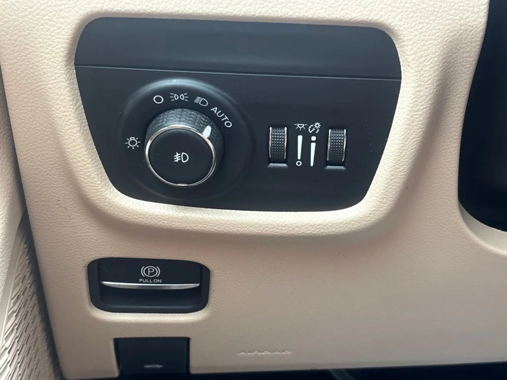 Used 2024 Gray Jeep Limited image 29