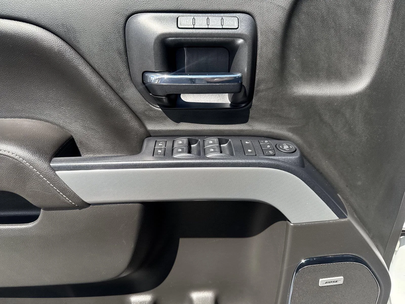 Used 2018 IRIDESCENT PEARL TRICOAT Chevrolet LTZ image 16