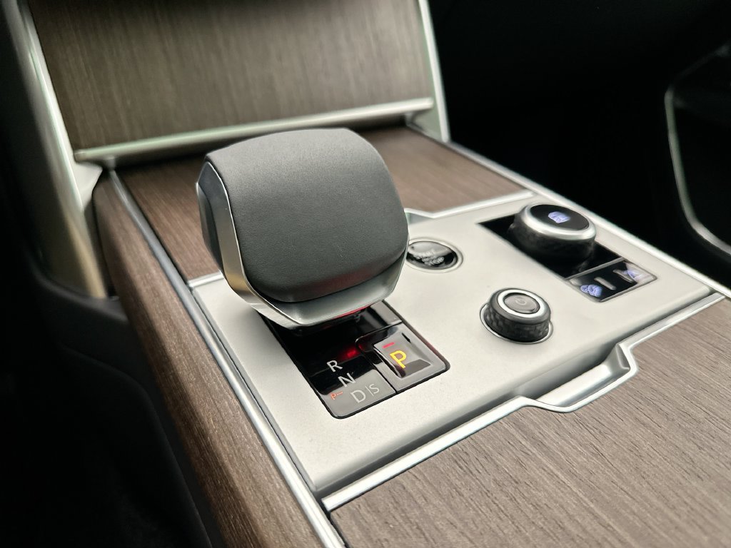 New 2027 Santorini Black Metallic Land Rover SE image 12