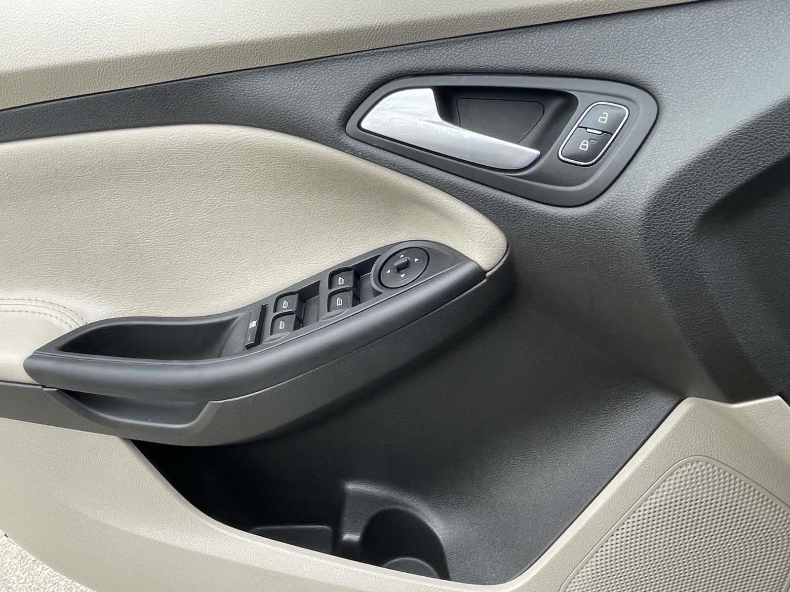 Used 2016 Magnetic Ford SE image 28