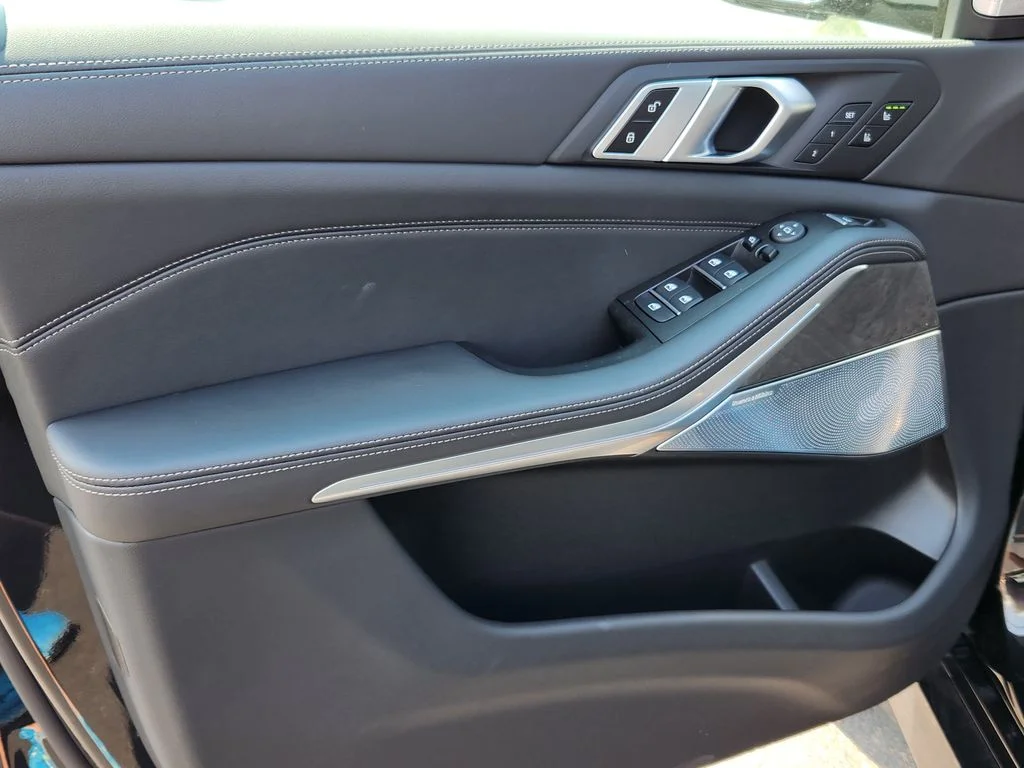 New 2026 Black Sapphire Metallic BMW M60i image 8