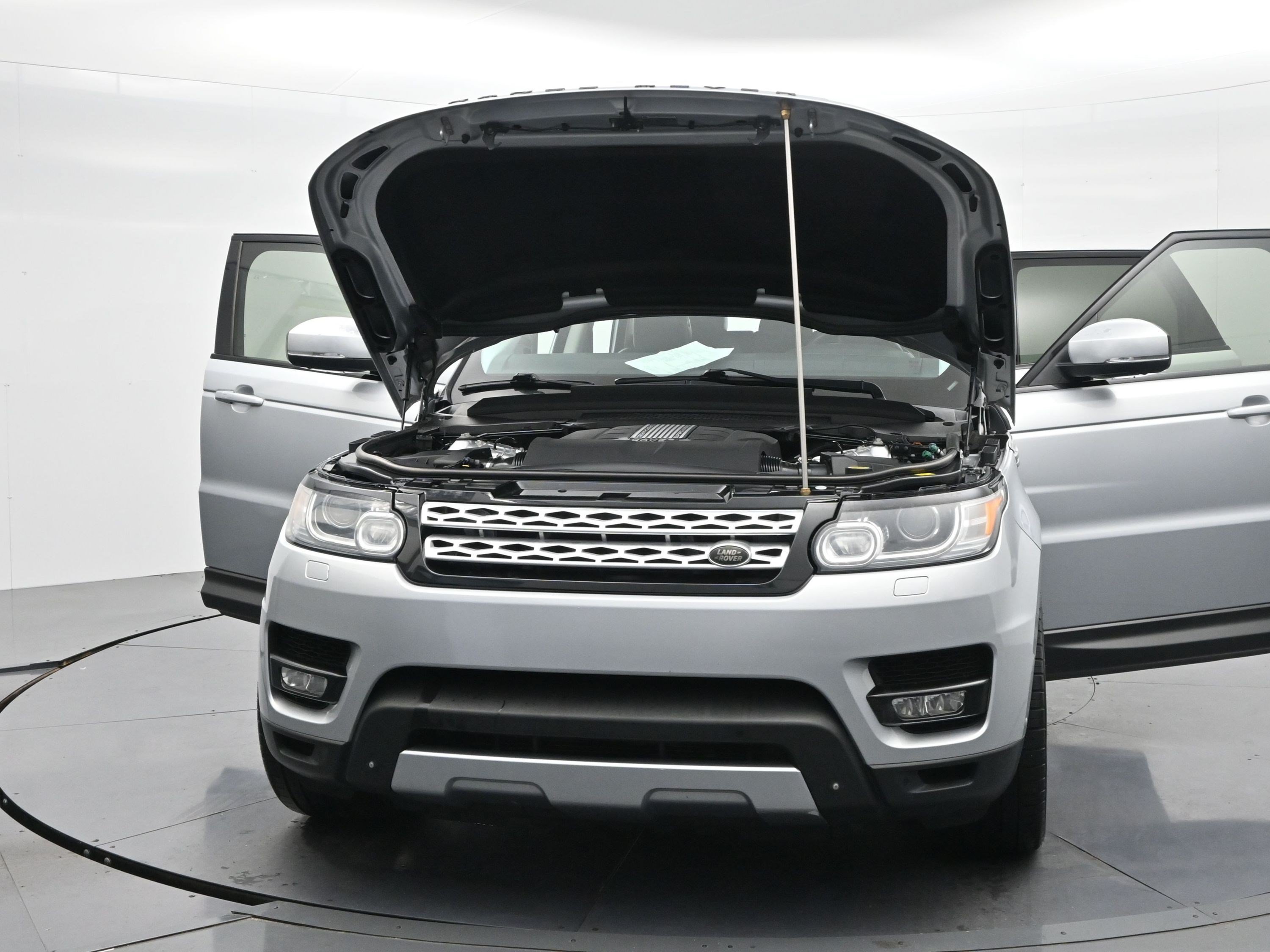 Used 2014 Causeway Gray Metallic Land Rover HSE image 36
