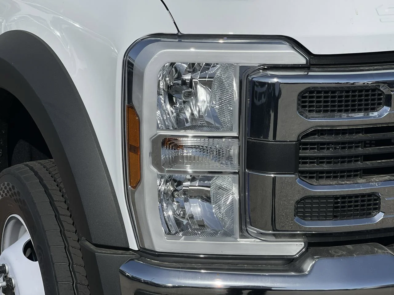 New 2025 Oxford White Ford XL image 7